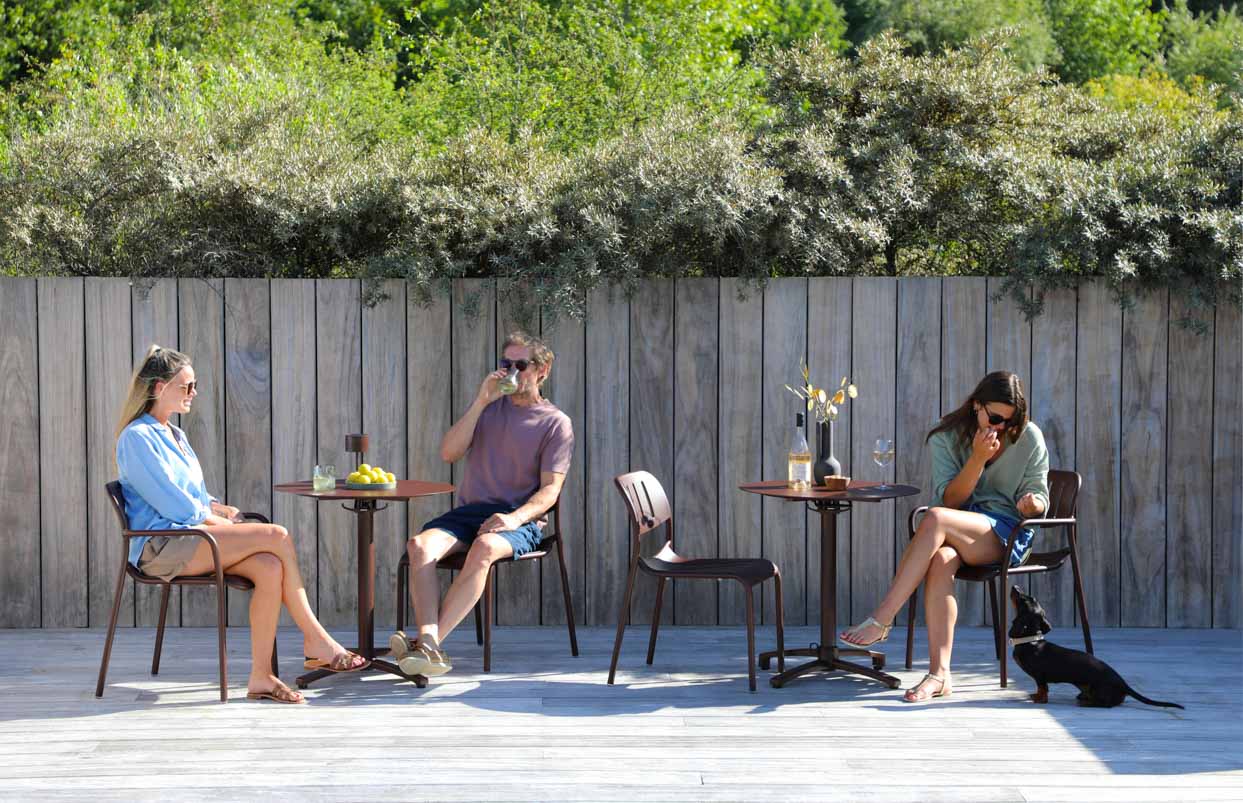 Outdoor Patio Bistro -setti – säänkestävä{0}}metallipöytä ja tuolit uima-altaalla, puutarhassa ja terassilla ruokailuun